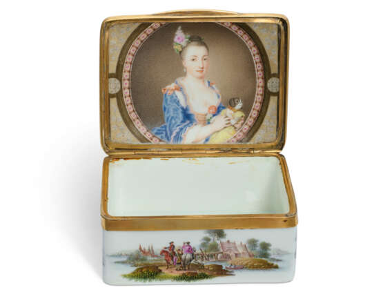 A GILT-METAL-MOUNTED MEISSEN RECTANGULAR SNUFF-BOX AND COVER - фото 1