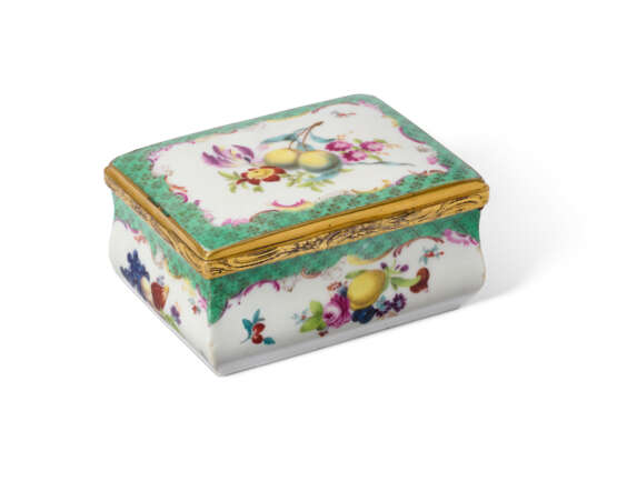 A MEISSEN PORCELAIN GILT-METAL MOUNTED RECTANGULAR SNUFF-BOX AND COVER - Foto 1