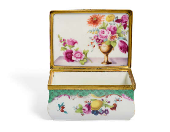 A MEISSEN PORCELAIN GILT-METAL MOUNTED RECTANGULAR SNUFF-BOX AND COVER - фото 2