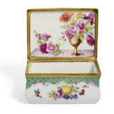 A MEISSEN PORCELAIN GILT-METAL MOUNTED RECTANGULAR SNUFF-BOX AND COVER - Foto 2