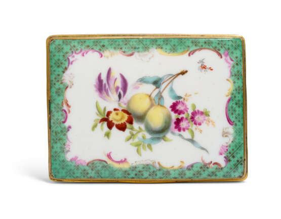 A MEISSEN PORCELAIN GILT-METAL MOUNTED RECTANGULAR SNUFF-BOX AND COVER - photo 3