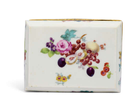 A MEISSEN PORCELAIN GILT-METAL MOUNTED RECTANGULAR SNUFF-BOX AND COVER - фото 4