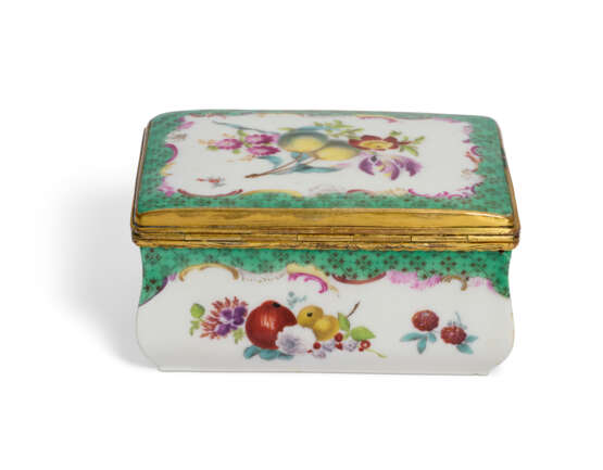 A MEISSEN PORCELAIN GILT-METAL MOUNTED RECTANGULAR SNUFF-BOX AND COVER - photo 5