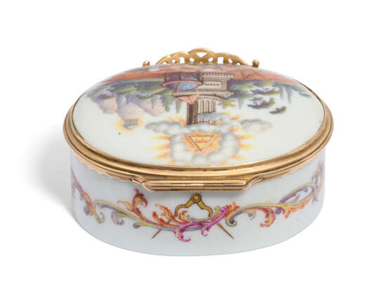 A GOLD-MOUNTED MEISSEN PORCELAIN SNUFF-BOX AND COVER - фото 4