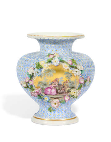 A MEISSEN PORCELAIN FLOWER-ENCRUSTED VASE - фото 1