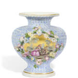 A MEISSEN PORCELAIN FLOWER-ENCRUSTED VASE - Foto 1