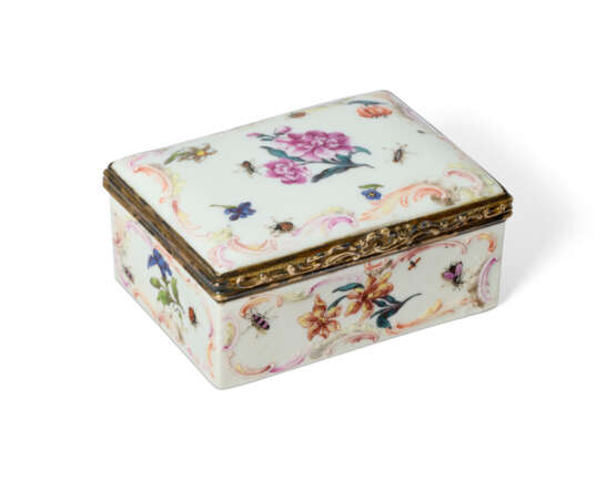 A SILVER-GILT-MOUNTED MEISSEN PORCELAIN SNUFF-BOX - фото 2