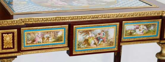 Une magnifique table de dame &agrave; decor de bronze dore et panneaux de porcelaine dans le go&ucirc;t d`Adam Weisweiler. France. XIXe si&egrave;cle Porcelain Hand Painted Gilding Napoleon III 19th century - photo 10