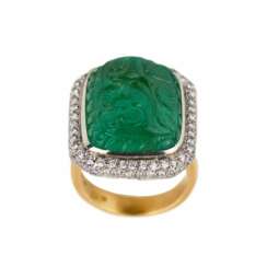 Impressive 18K gold ring with emerald and diamonds. 