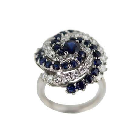 Bague en or en forme de spirale avec saphirs et diamants. Saphir 21th century - photo 2