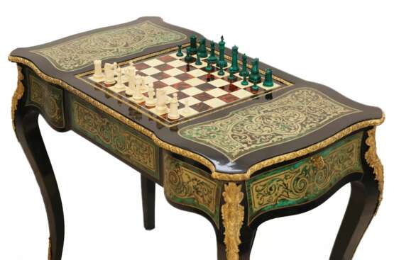  Table de jeu d`&eacute;checs de style Boulle compl&eacute;t&eacute;e de pi&egrave;ces en os. France. 19&egrave;me si&egrave;cle. Laiton Boulle 19th century - photo 11