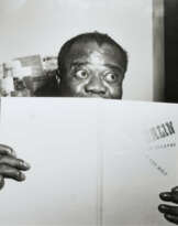 Susanne Schapowalow (Wietz 1922 - Berlin 2022). Louis Armstrong mit Berlinale-Flyer.