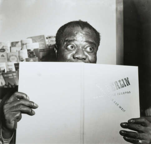 Susanne Schapowalow (Wietz 1922 - Berlin 2022). Louis Armstrong mit Berlinale-Flyer. - фото 1