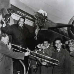 Susanne Schapowalow (Wietz 1922 - Berlin 2022). Duke Ellington mit Blumen am Flugzeug.