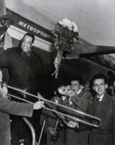 Susanne Schapowalow (Wietz 1922 - Berlin 2022). Duke Ellington mit Blumen am Flugzeug.