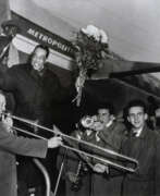 Сюзанна Шаповалов. Susanne Schapowalow (Wietz 1922 - Berlin 2022). Duke Ellington mit Blumen am Flugzeug.