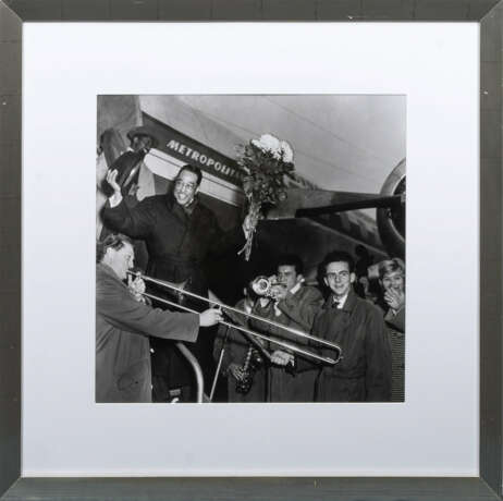 Susanne Schapowalow (Wietz 1922 - Berlin 2022). Duke Ellington mit Blumen am Flugzeug. - photo 2