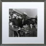 Susanne Schapowalow (Wietz 1922 - Berlin 2022). Duke Ellington mit Blumen am Flugzeug. - Foto 2