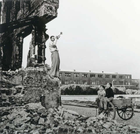 Susanne Schapowalow (Wietz 1922 - Berlin 2022). Fred Bunge mit Trompete, Heiligengeistfeld mit Kindern. - photo 1