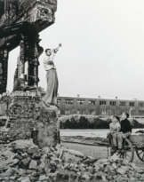 Susanne Schapowalow (Wietz 1922 - Berlin 2022). Fred Bunge mit Trompete, Heiligengeistfeld mit Kindern.