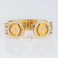 Gianni Versace. Gold-Armspange mit reichem Brillant-Besatz 'Medusa'.