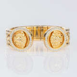 Gianni Versace. Gold-Armspange mit reichem Brillant-Besatz 'Medusa'. - photo 1