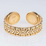 Gianni Versace. Gold-Armspange mit reichem Brillant-Besatz 'Medusa'. - Foto 3