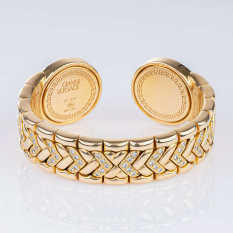 Gianni Versace. Gold-Armspange mit reichem Brillant-Besatz 'Medusa'. - photo 3