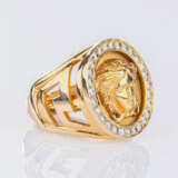 Gianni Versace. Gold-Ring mit Brillanten 'Medusa'. - фото 2