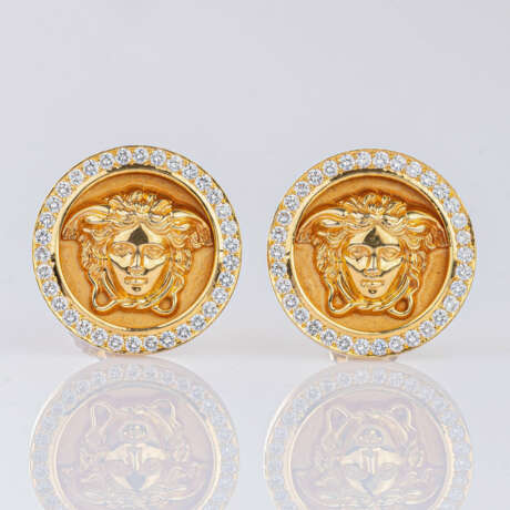 Gianni Versace. Paar Gold-Ohrringe mit Brillanten 'Medusa'. - фото 1