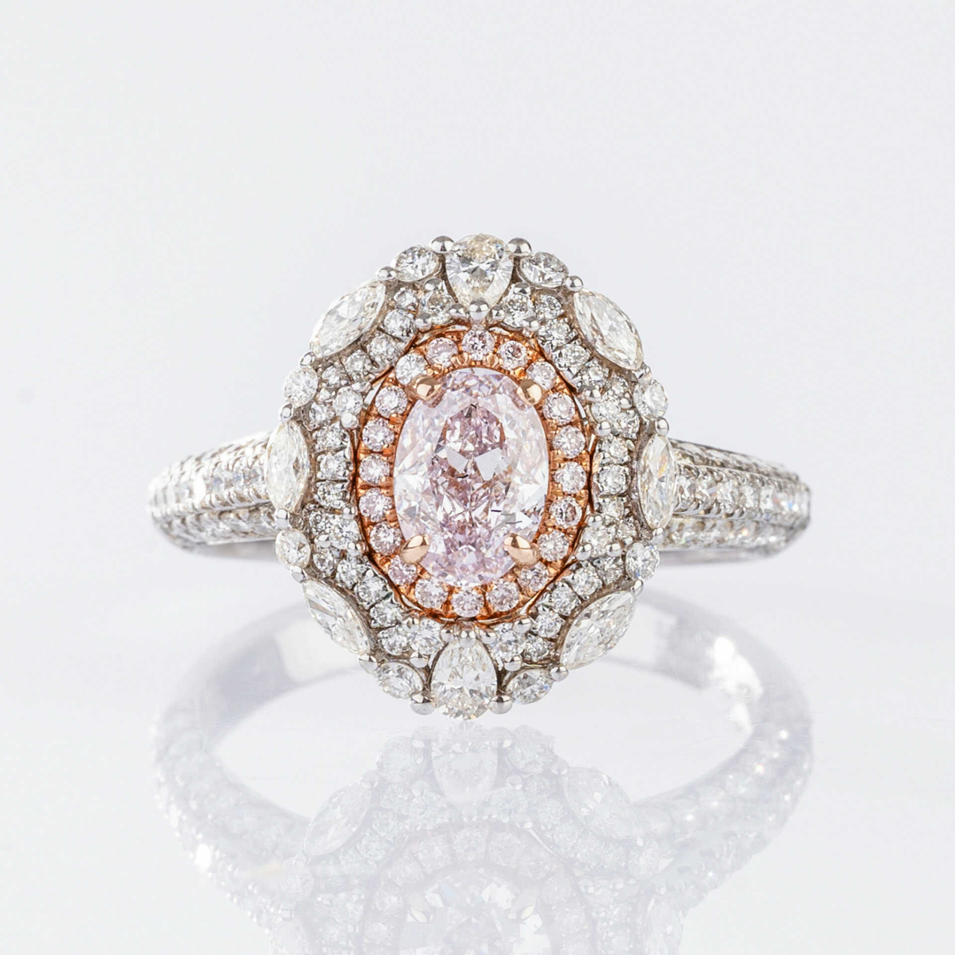 Diamant-Ring mit seltenem Fancy Pink Diamant.