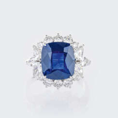 Vivid Blue Ceylon Saphir-Ring mit Diamant-Besatz.