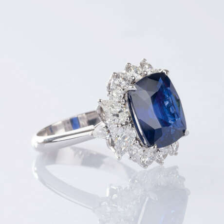 Vivid Blue Ceylon Saphir-Ring mit Diamant-Besatz. - photo 3