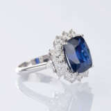 Vivid Blue Ceylon Saphir-Ring mit Diamant-Besatz. - photo 3