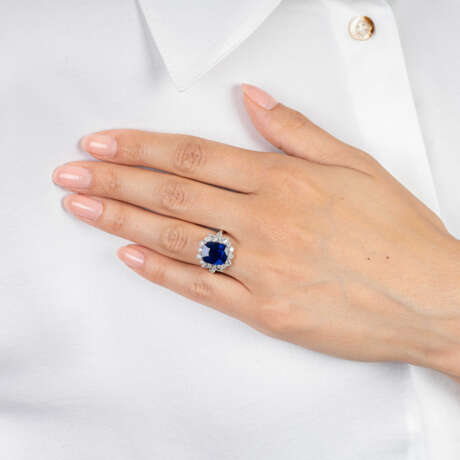 Vivid Blue Ceylon Saphir-Ring mit Diamant-Besatz. - photo 4