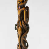 A CARVED WOOD INSHO (SEAL-TYPE) SASHI-NETSUKE - фото 1