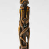 A CARVED WOOD INSHO (SEAL-TYPE) SASHI-NETSUKE - Foto 2