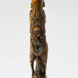 A CARVED WOOD INSHO (SEAL-TYPE) SASHI-NETSUKE - photo 3