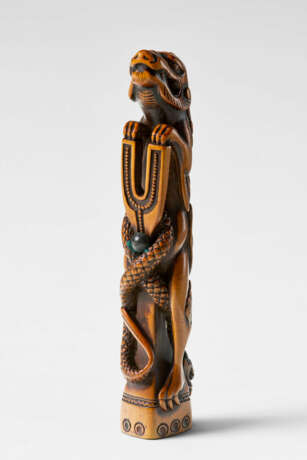 A CARVED WOOD INSHO (SEAL-TYPE) SASHI-NETSUKE - photo 4