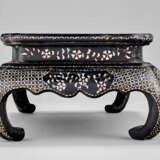 A MOTHER-OF-PEARL INLAID LACQUER LOW TABLE - Foto 5