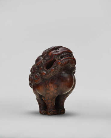 A CARVED WOOD NETSUKE OF A STANDING LION-DOG - фото 6