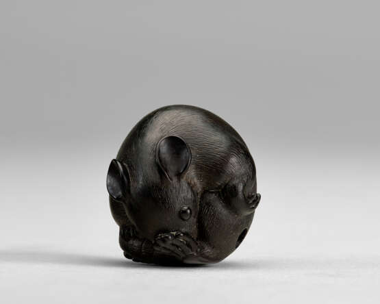 A CARVED WOOD NETSUKE OF A RAT - фото 1