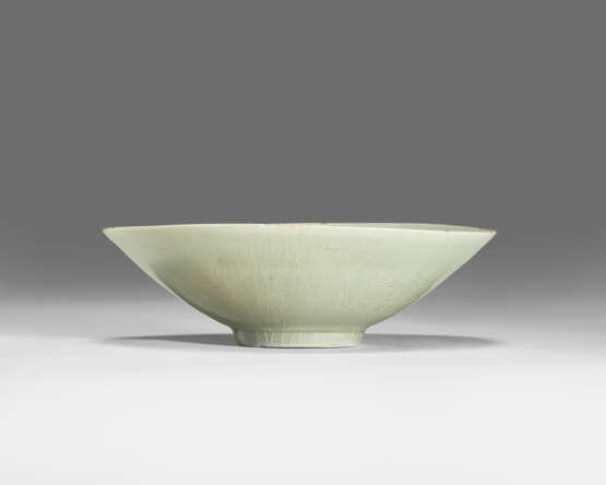 A CELADON STONEWARE FOLIATE SHALLOW BOWL - Foto 2