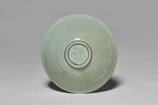 A CELADON STONEWARE FOLIATE SHALLOW BOWL - photo 3