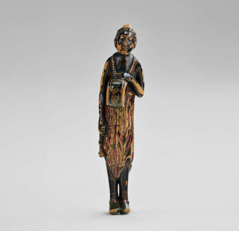 A CARVED AND LACQUER NETSUKE OF A WOMAN - фото 1