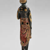 A CARVED AND LACQUER NETSUKE OF A WOMAN - Foto 4