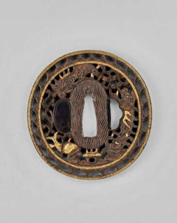 A GOLD-INLAID IRON TSUBA OF DRAGON PALACE CASTLE - Foto 2