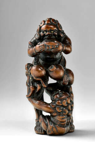 A CARVED WOOD NETSUKE OF ASHINAGA AND TENAGA - фото 1