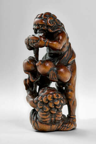 A CARVED WOOD NETSUKE OF ASHINAGA AND TENAGA - Foto 2