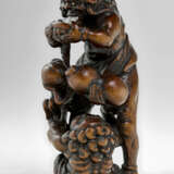 A CARVED WOOD NETSUKE OF ASHINAGA AND TENAGA - Foto 2